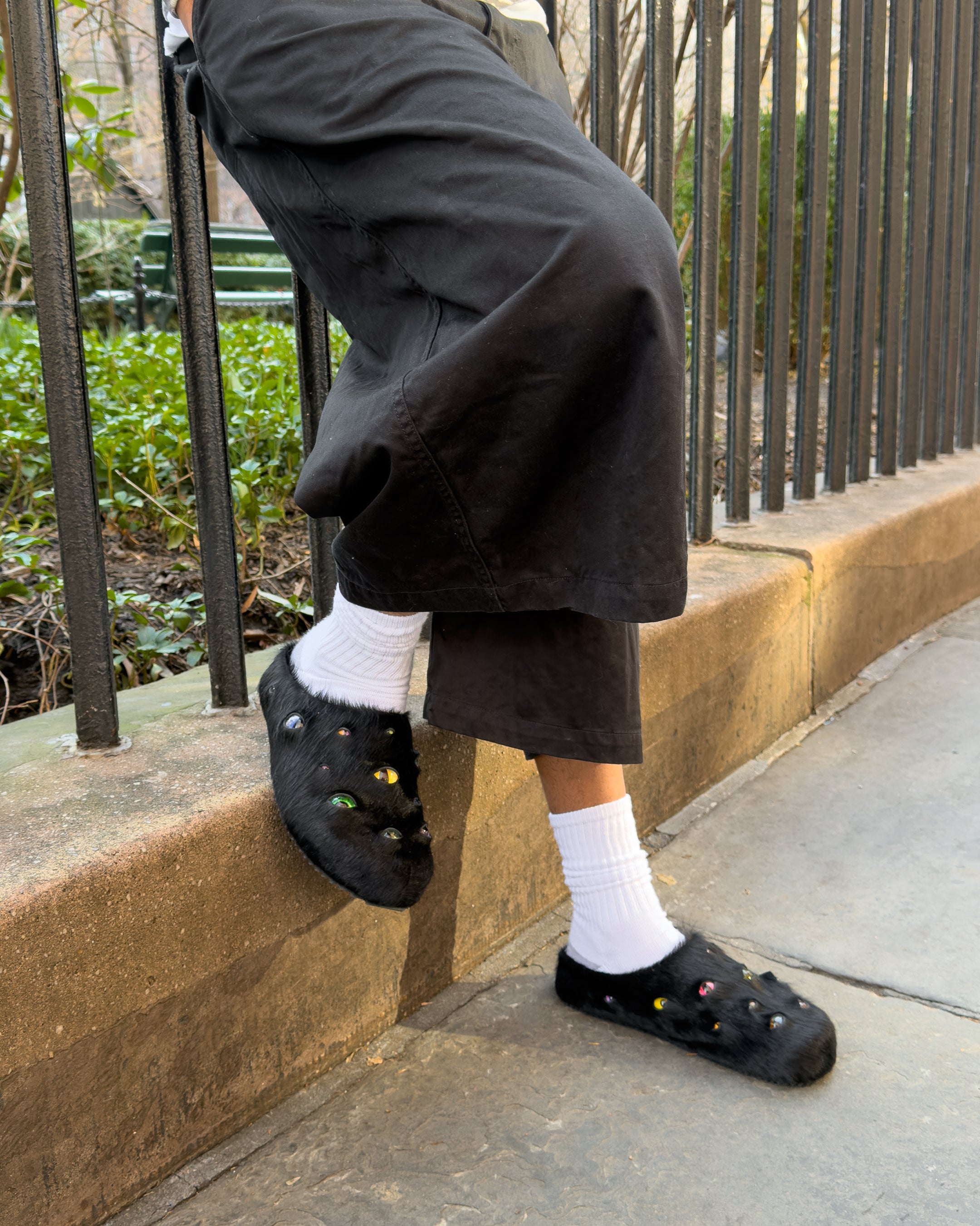 ESENES WORLDWIDE★目玉ミュール　黒 Eyeball Mules - Black – ESENES WORLDWIDE
